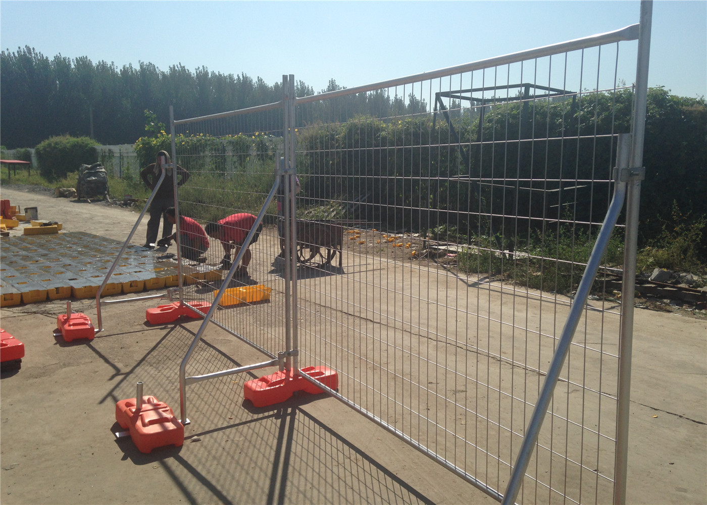 Galvanized Temporary Construction Fence 2.1m*2.4m Q235 materials HDG 42 microns coated Mesh size 60mm*150mm diameter 4.0