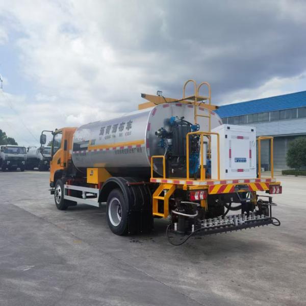 Factory Direct Supply Xiaolong 8 m³ Truck Asphalt Sprinkler Truck Mud Sprinkler Truck