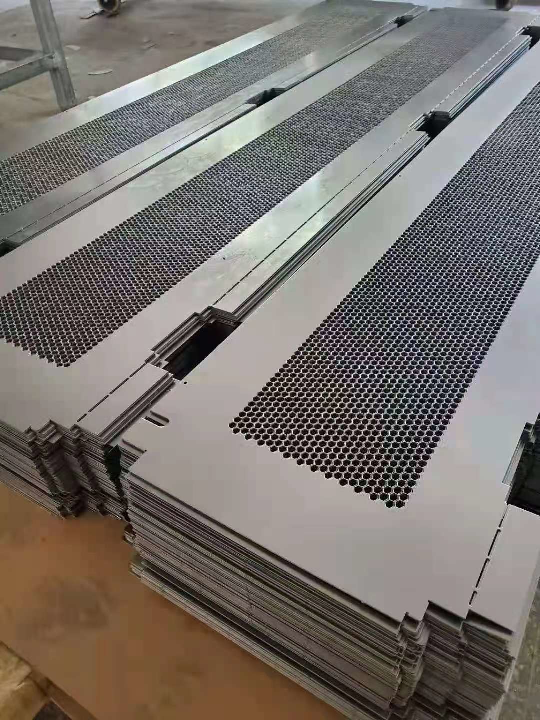 Slotted Perforated Aluminum Sheet Metal Screen 0.3mm - 1.2mm Thickness