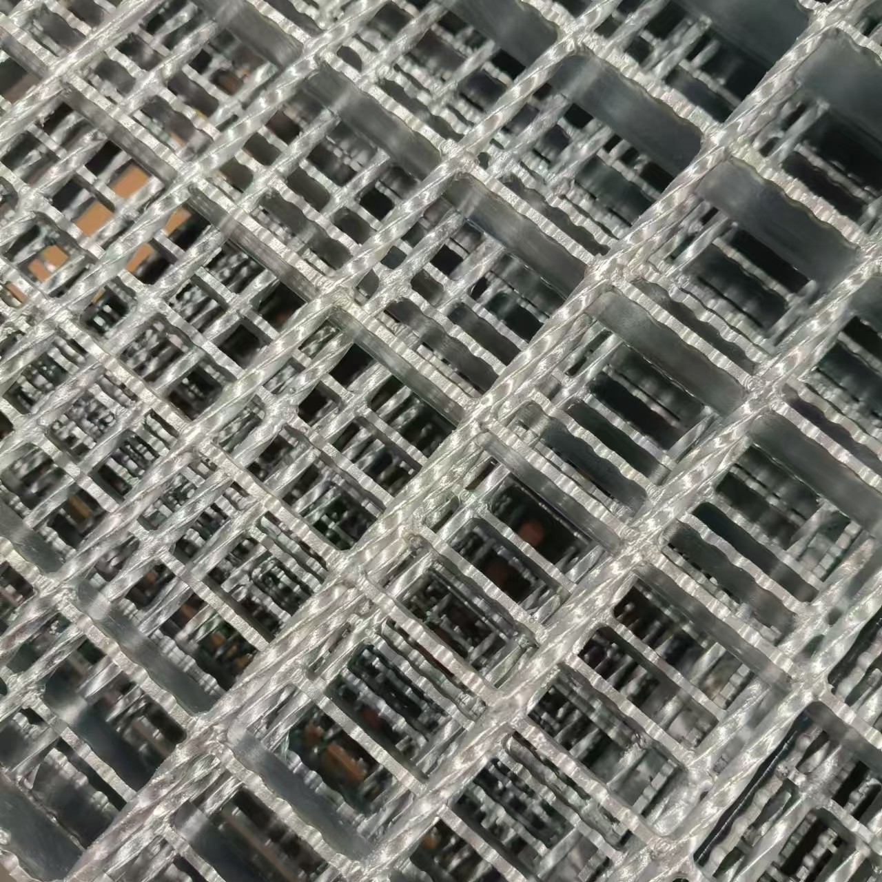 Utility model processing technology Silver steel grating with hot dip galvanized surface
