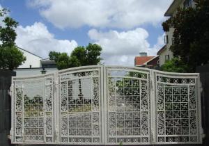 China Customised Metal Morden Iron Gate Anti Rust Villa Contemporary Iron Gates wholesale