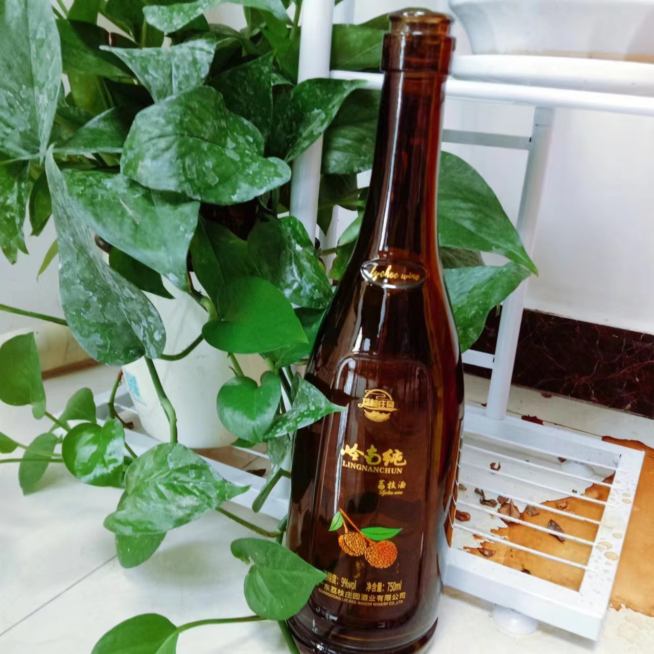 Industrial Acceptable OEM/ODM Glass Wine Bottle with Spray