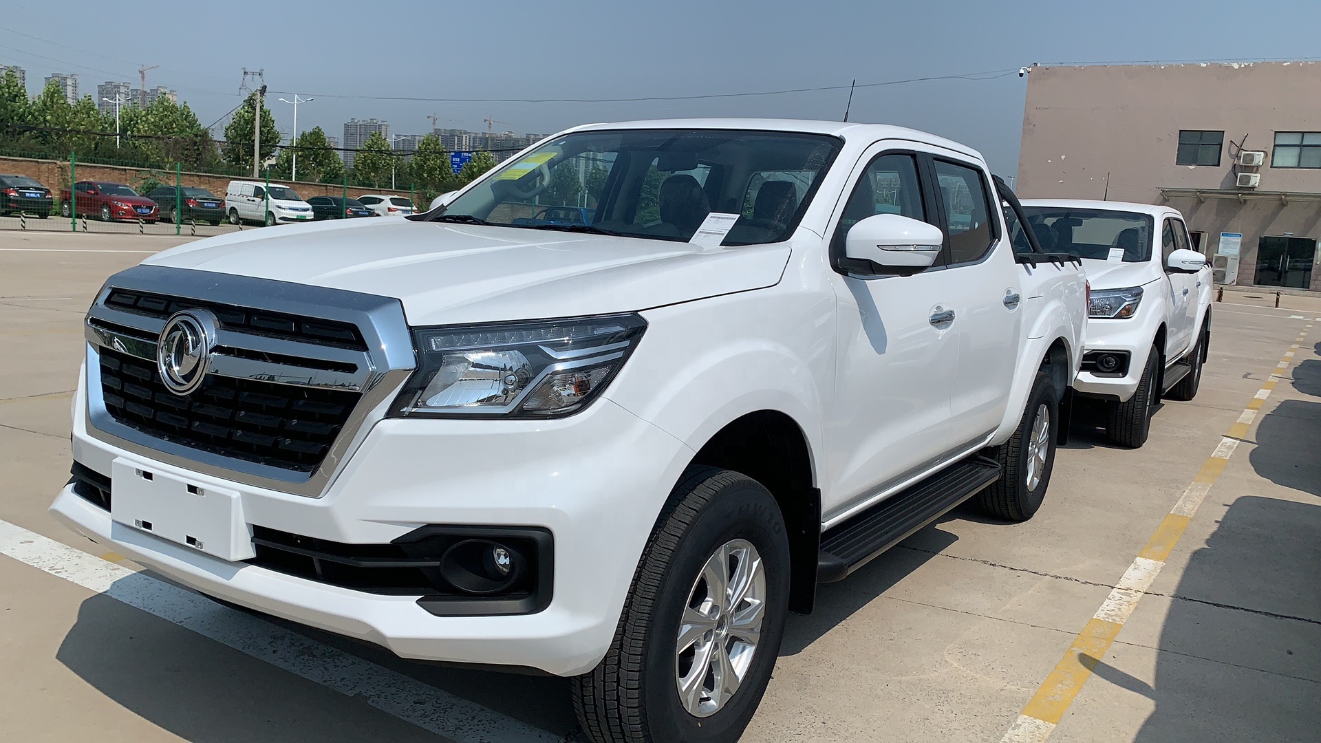 Non-integrated Body DFAC 4WD 2T Civilian Pickup Cargo Truck with Diesel Gasoline Engine