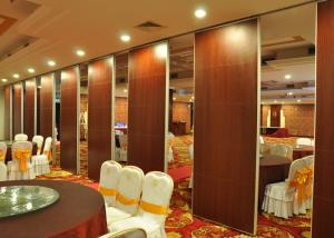 China Aluminium Movable Partition Folding Acoustic Room Dividers Sound Proof Wall wholesale