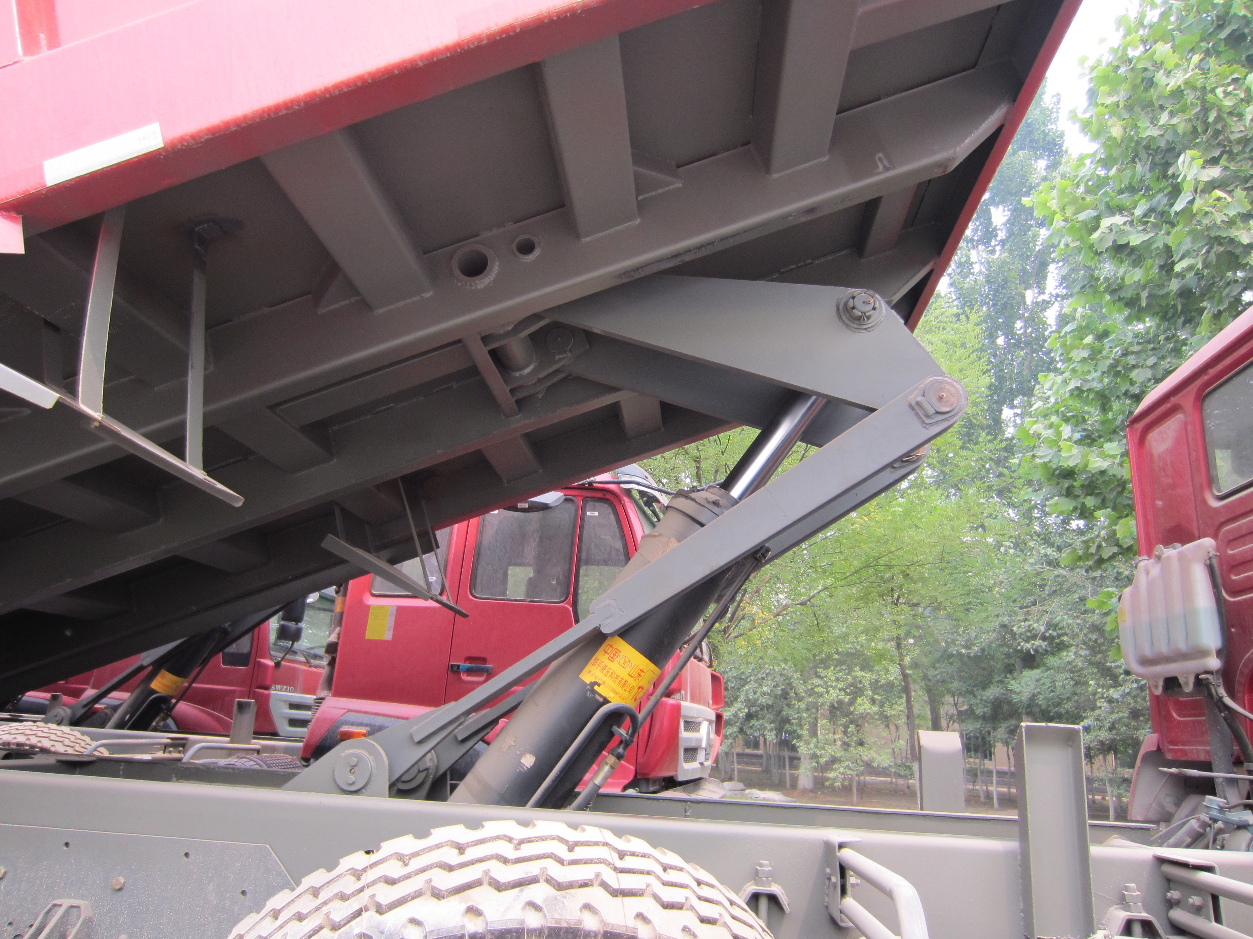 Sinotruk Heavy Duty Dump Truck 30 Ton White Color Length Body Cargo