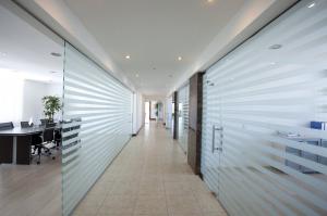 China 12mm Clear Tempered Glass Partition With Aluminum Profiles wholesale