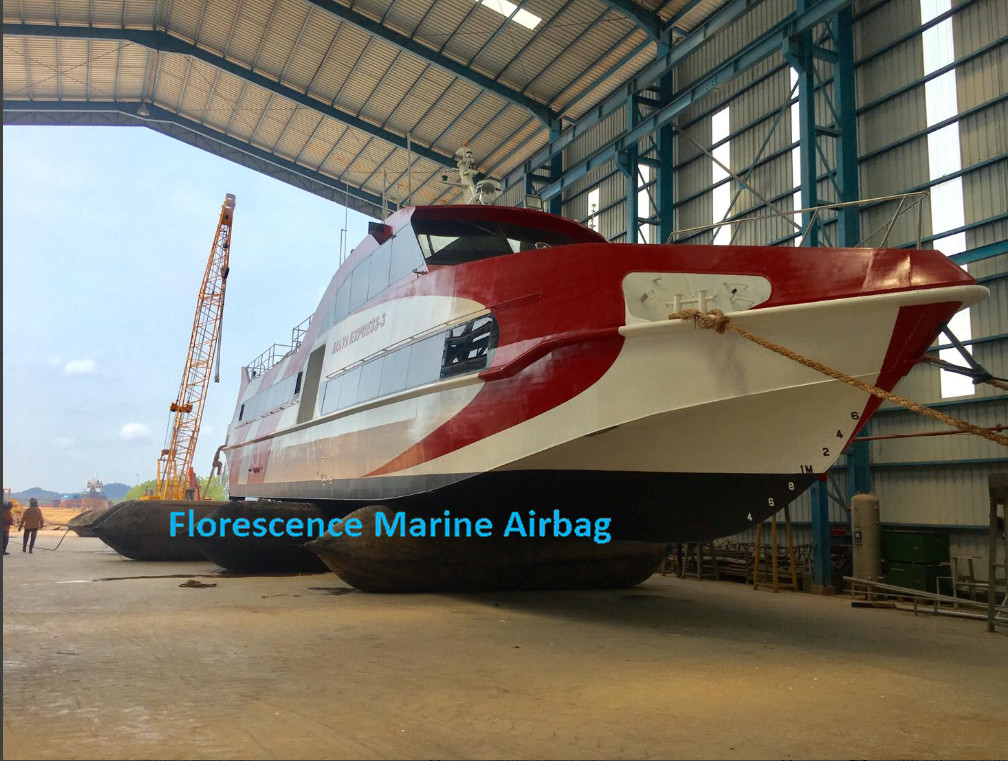 Big Carrying Capacity Marine Rubber Airbag , Boat Recovery Airbags Small Size While Deflated