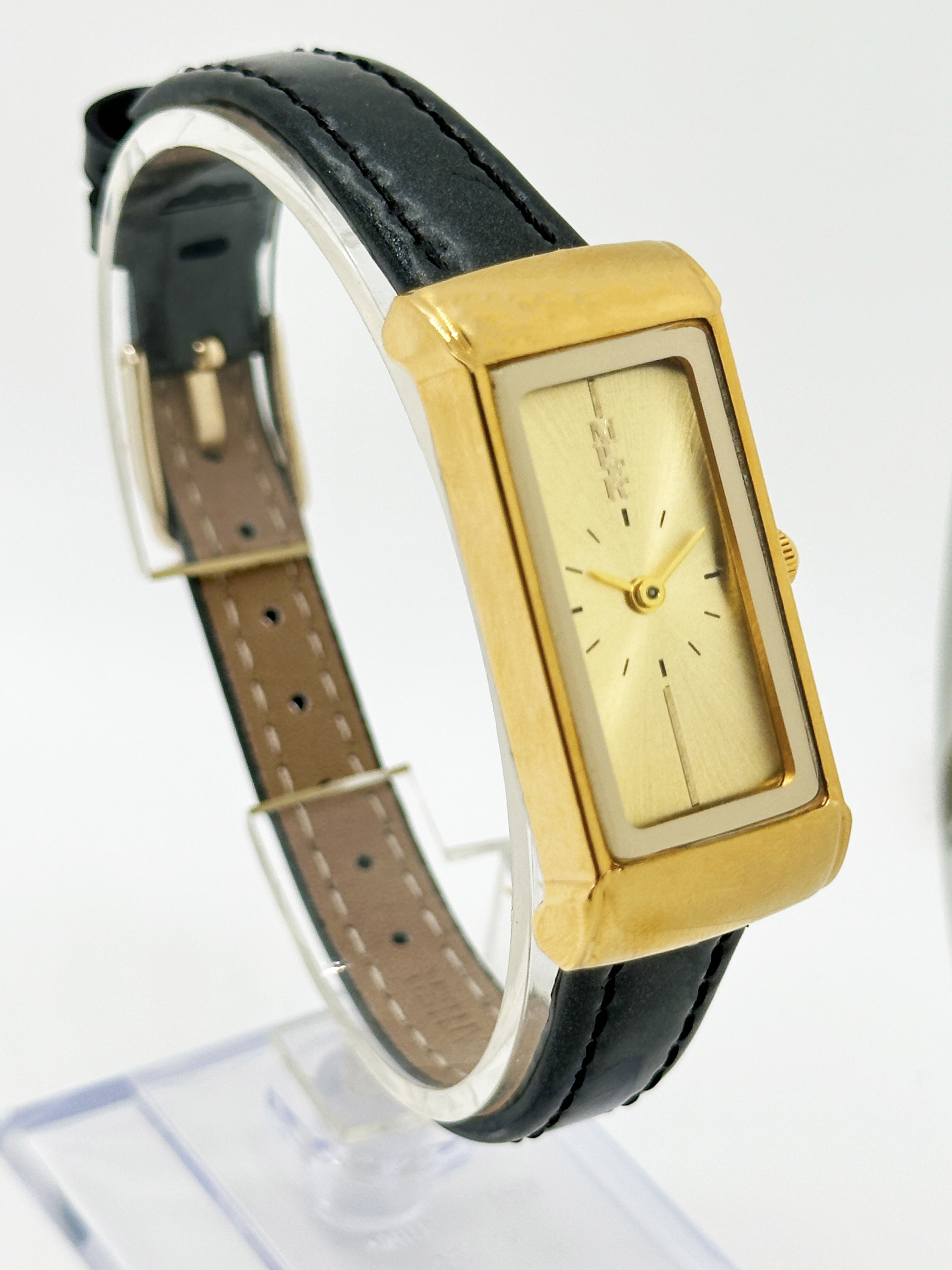 Womens Chic Quartz Watch 30mm Golden Dial Stainless Steel Case Quartz Watch