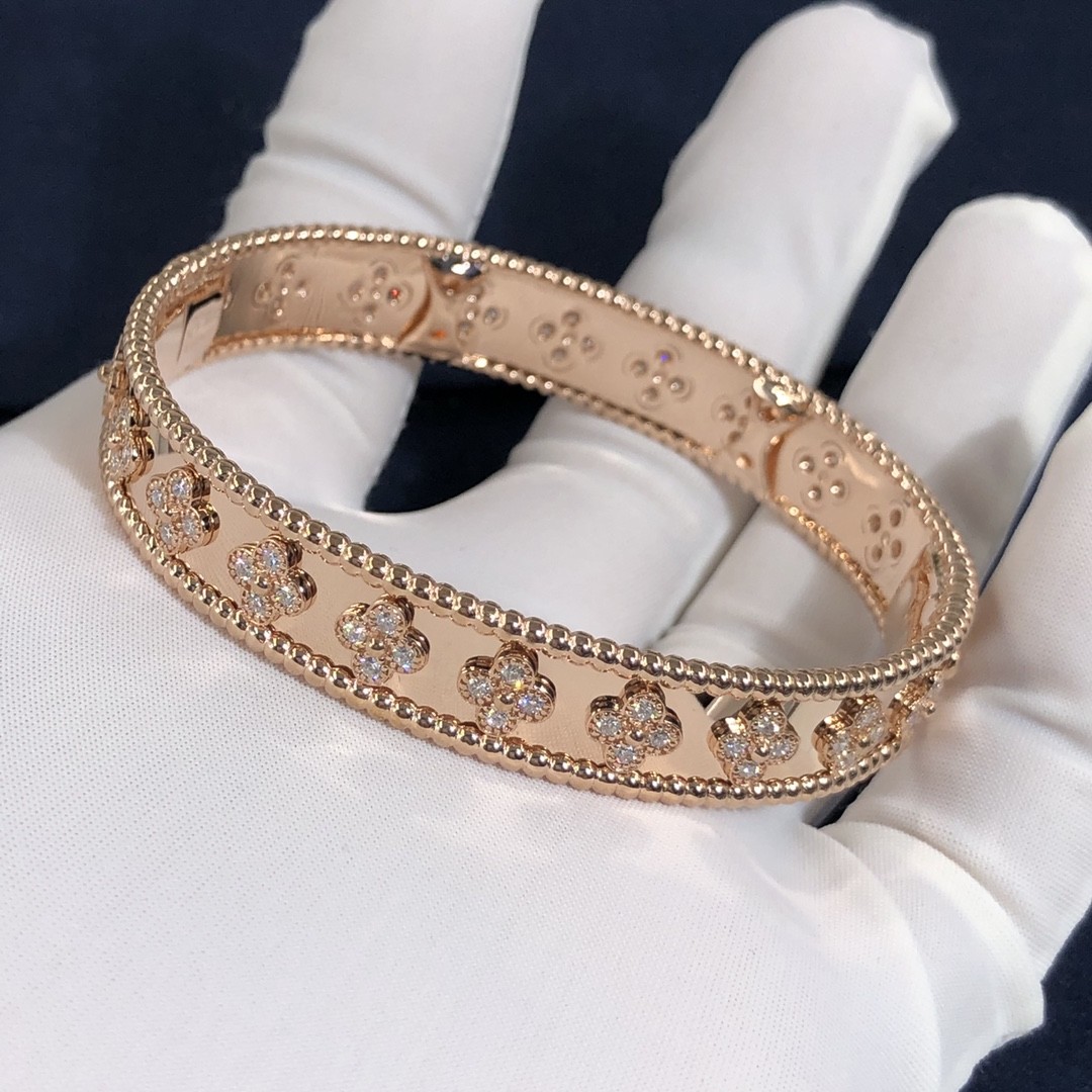 Customization Gorgeous 18k Gold Van Cleef & Arpels PerléE Clovers Bracelet Small Model