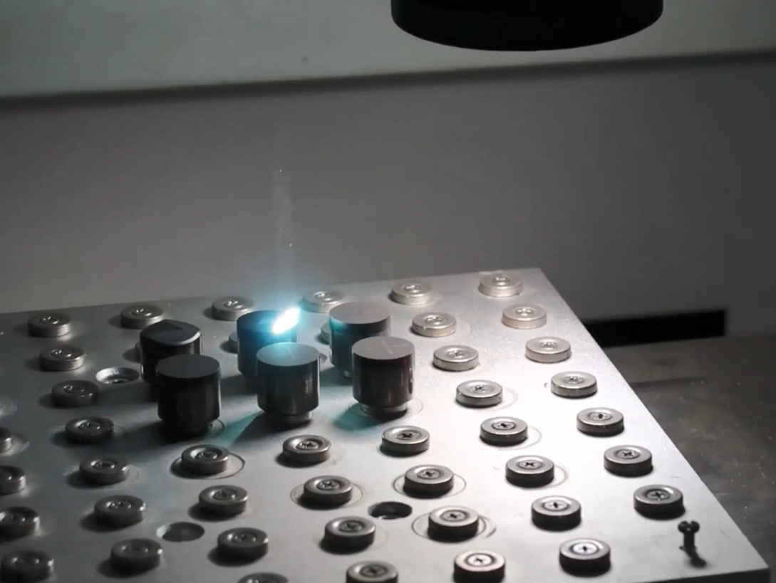 Precision Air Cooled Fiber Laser Engraving Machine CCD Visual Location 10-100kHz Frequency 200x200x60mm Table