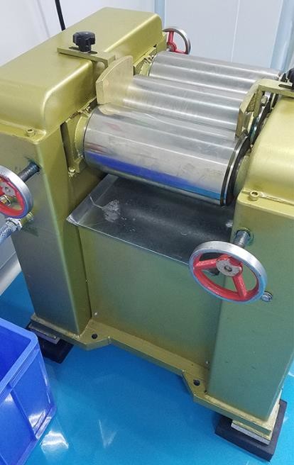 Small Three Roll Cosmetic Grinding Machine Multifunctional For Laboratory