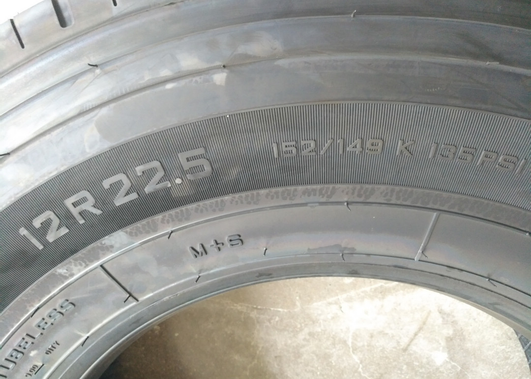 TL / TT Tube Low Rolling Resistance Truck Tires , 12R 22.5 Tires Closed Tire Shoulder
