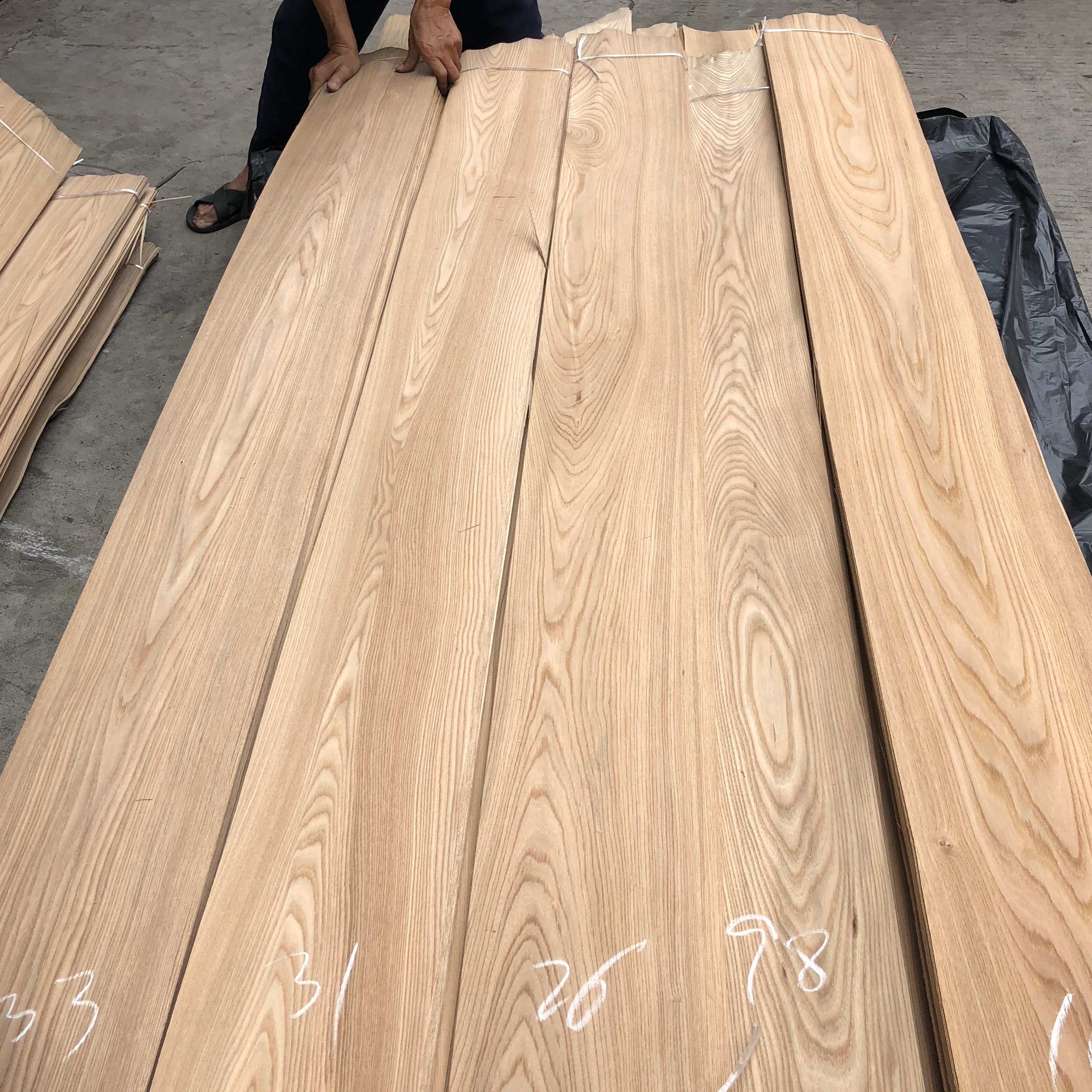 Factory A/AA Elm Wood Veneers Natural Veneer 0.45mm Wood Elm Veneers Straight/Mountain Grain Sheets