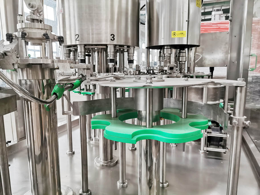 1.5KW 50BPM Pet Bottle Filling Machine Magnetic Powered Cap Device