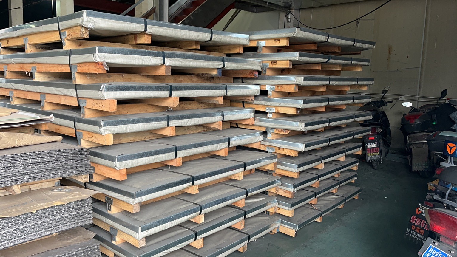 0.05mm-3mm Stainless Steel Metal Sheet With HL Surface Finish For Decoration