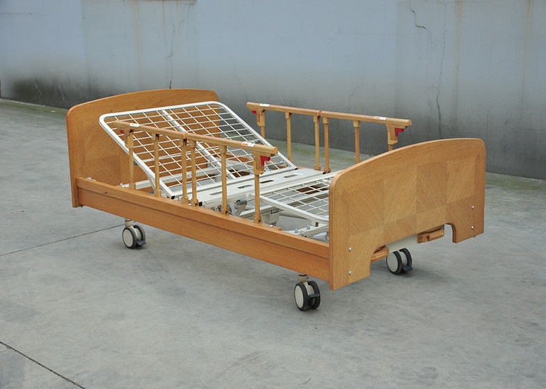 Two Manual Crank Nursing Home Beds Solid Wood Structure Aluminum Alloy Side Rail