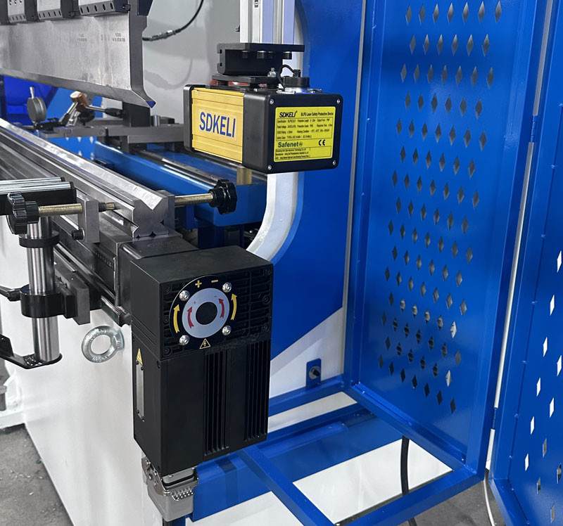 400kn 1600mm Press Brake Machine With DA53T 4+1 Axis CNC Hydraulic Bending Machine To BrazilBra
