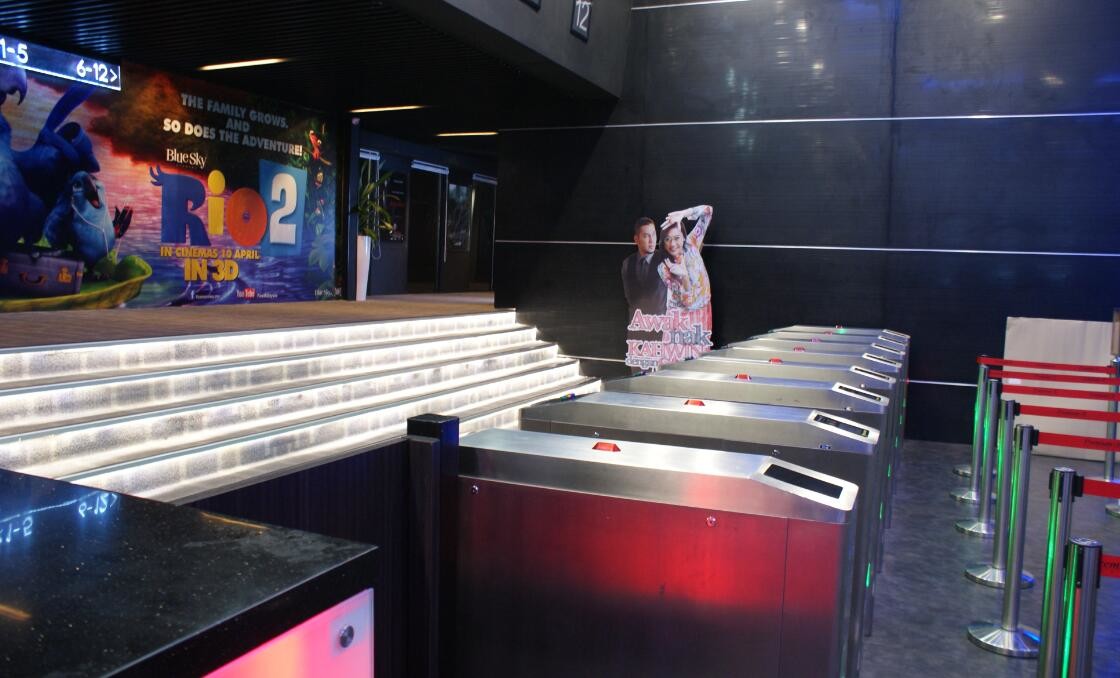 High Speed Anti Crush Face Recognition Turnstiles Swing Barrier Gate For Streetcar Station