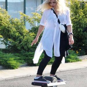 China 700W Electric Skateboard One Wheel Hoverboard 18-25km With Stable Tire wholesale