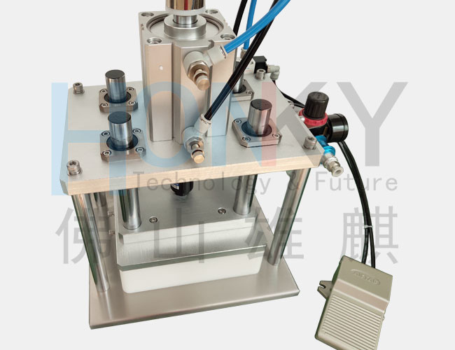 1230*780*600mm 3600 BPH Bottle Cap Sealing Machine Desktop Type
