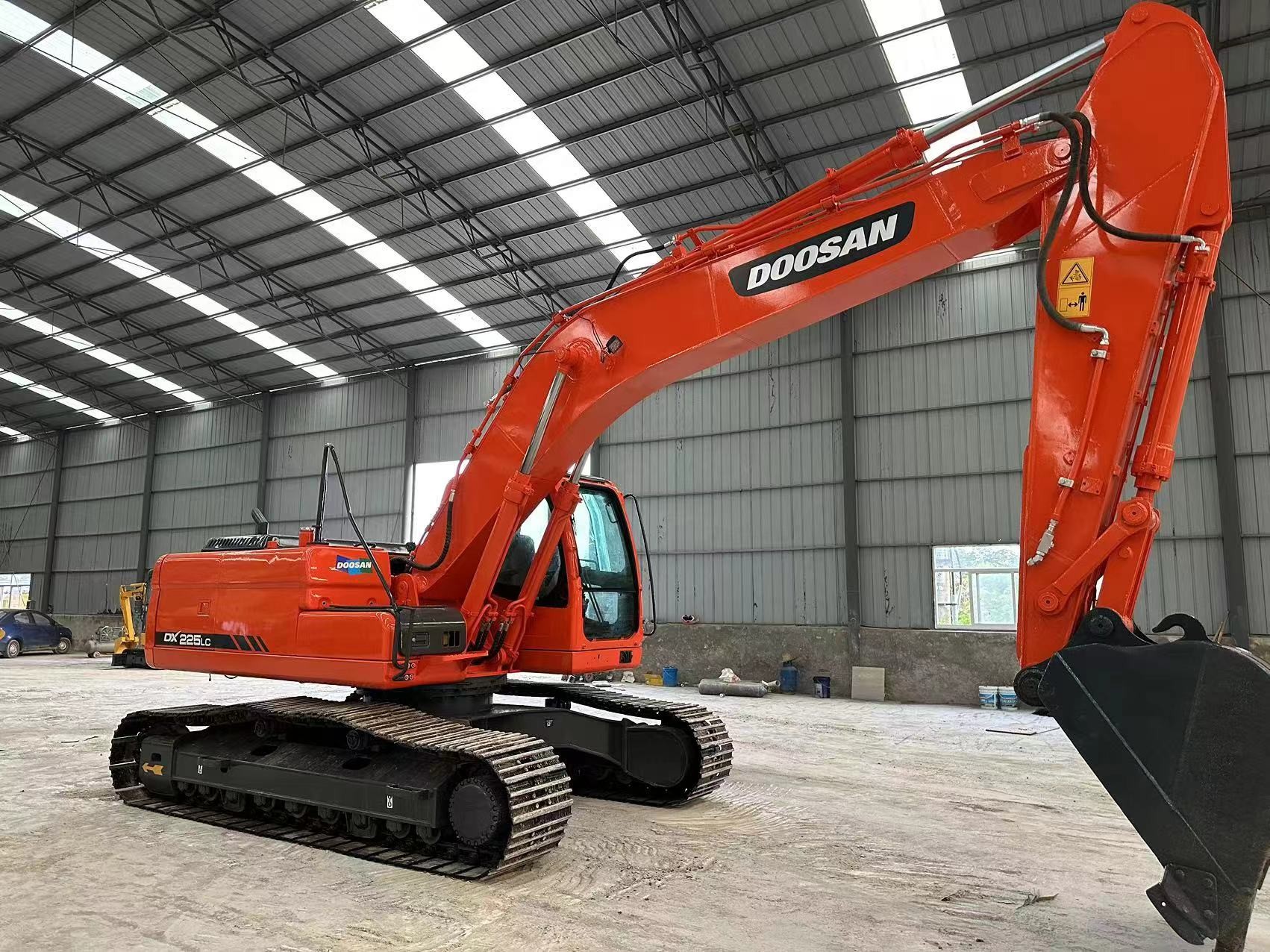 Doosan DX225 Used Backhoe Excavator 22 Ton SecondHand Digger With 1.28 Bucket Capacity