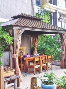 China Outdoor Hardtop Gazebo with Double Tiered Roof Heavy Duty Galvanized Steel Ceiling Nets wholesale