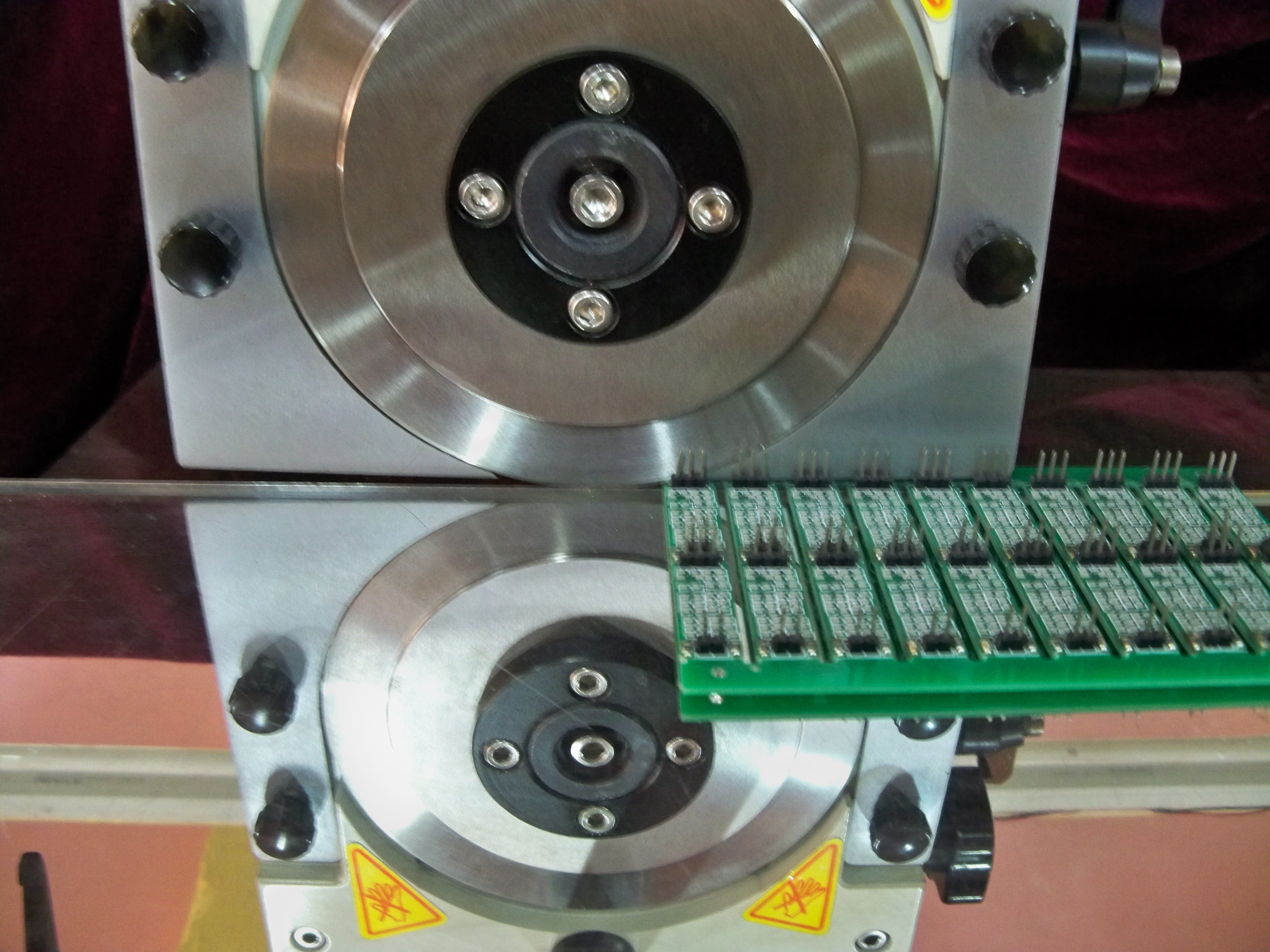 330mm Minimize Length and 0-40mm/s Minimize Speed with Pcb Separator Machine