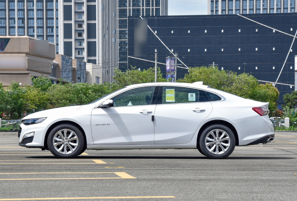 Gasoline Chevrolet Malibu Sedan Car 5 Seat Two Wheel Drive 4×2
