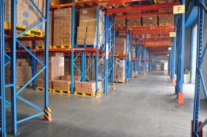China First In Late Out Heavy Duty Pallet Racks Upright 90 X 70 X 2.5 MM For Chemicals Industrial wholesale
