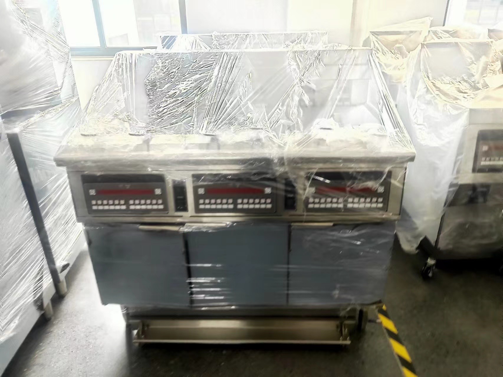 Three Pots Six Baskets Electric Digital Computer Panel Open Deep Fryer With Oil Filtration