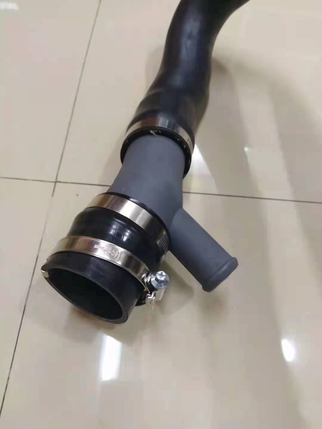 LR024305 Intercooler Throttle Body Hose Evoque L538 Throttle Body Air Intake Hose