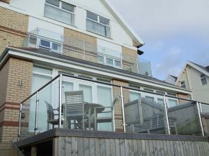 China Glass Balustrade Fittings Residence Outdoor Balcony Railing Glass Fence wholesale