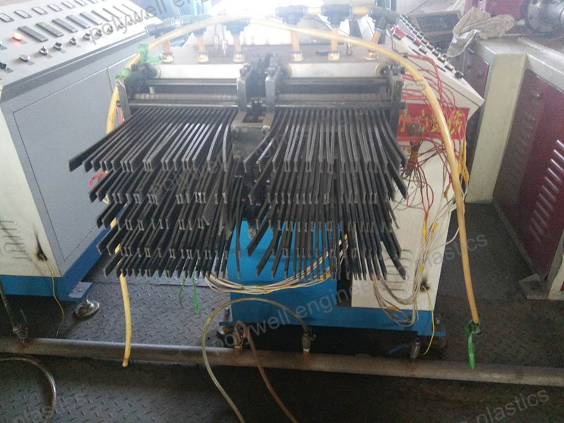 Plastic Moulding Dies For Single Screw Extruder Machine Mould Making In China