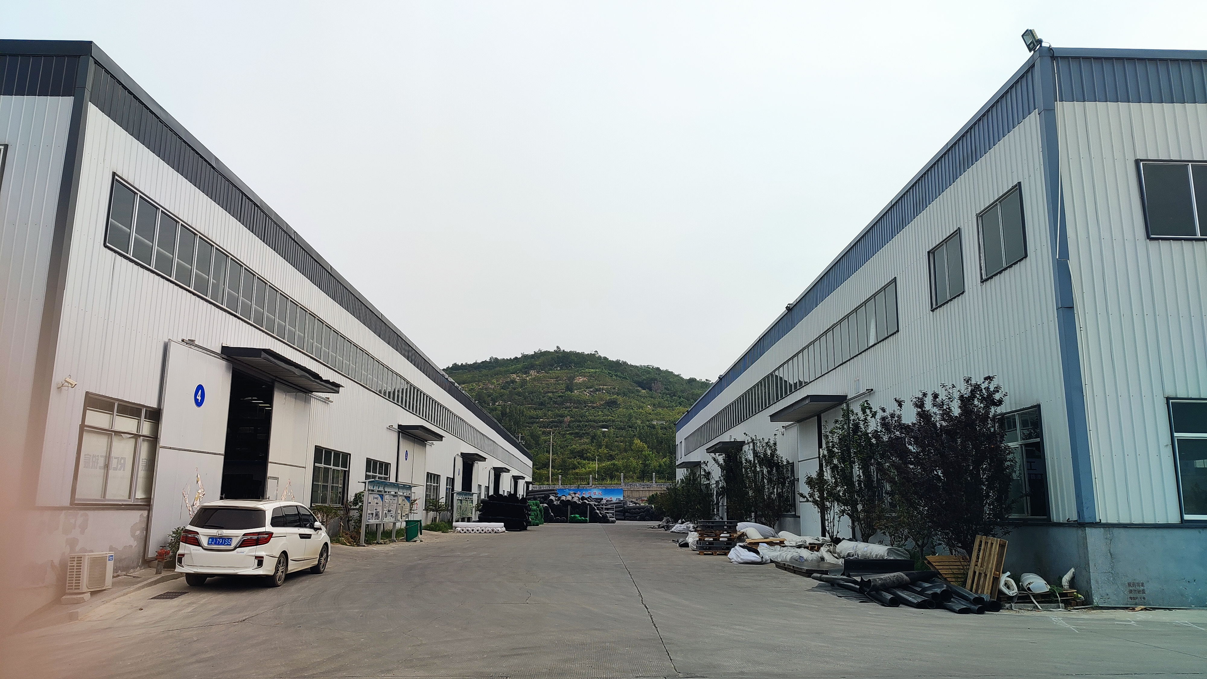 Chinese Geomembrane Impermeable Fish Pond Shrimp Pond Cistern Waterproof Membrane