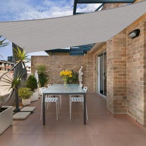 China Beige 90% PE Shade Net Beach Garden Balcony Shade Sail wholesale