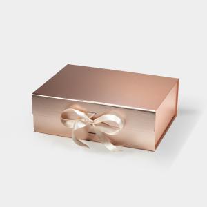 China Custom Luxury Paper Packaging Box Magnet Foldable Magnetic Gift Box Middle wholesale