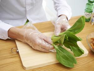 China Lightweight Clear Food Handling Gloves / Food Handler Poly Gloves Loose - Fitting wholesale