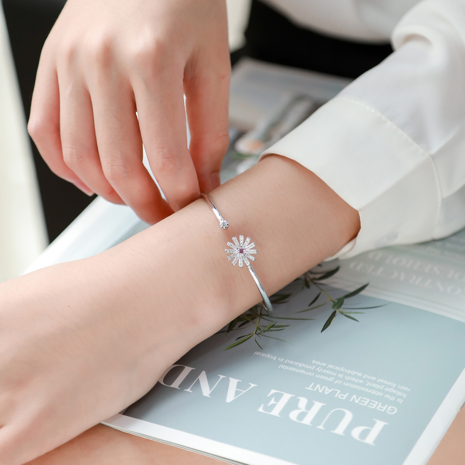 18K Gold Diamond Pink-Blue Gemstone Bangle 0.24ct 13 mm Diameter of the Flower