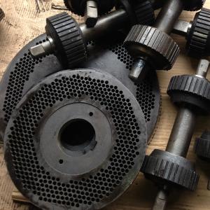 China SKJ2-200 SKJ2-350 450 Pellet Mill Flat Die Rollers Pellet Machine Spare Parts wholesale