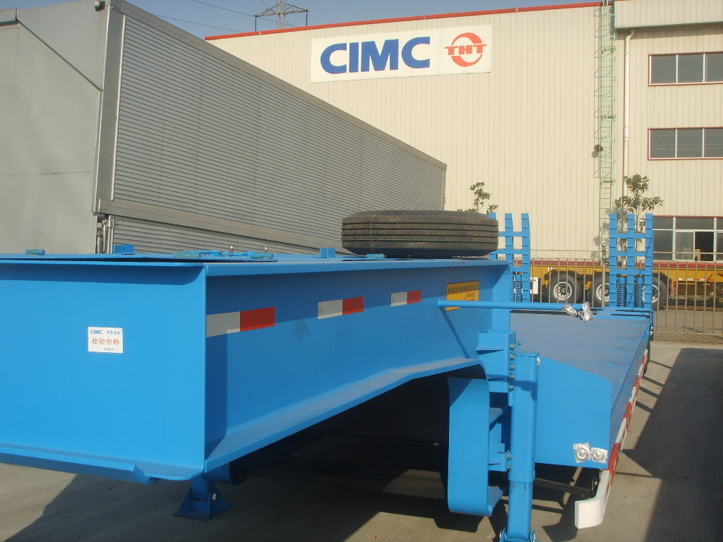 Heavy Duty 60 Tons Low Bed Truck Trailer , Platform Semi Trailer For Excavator Transportation