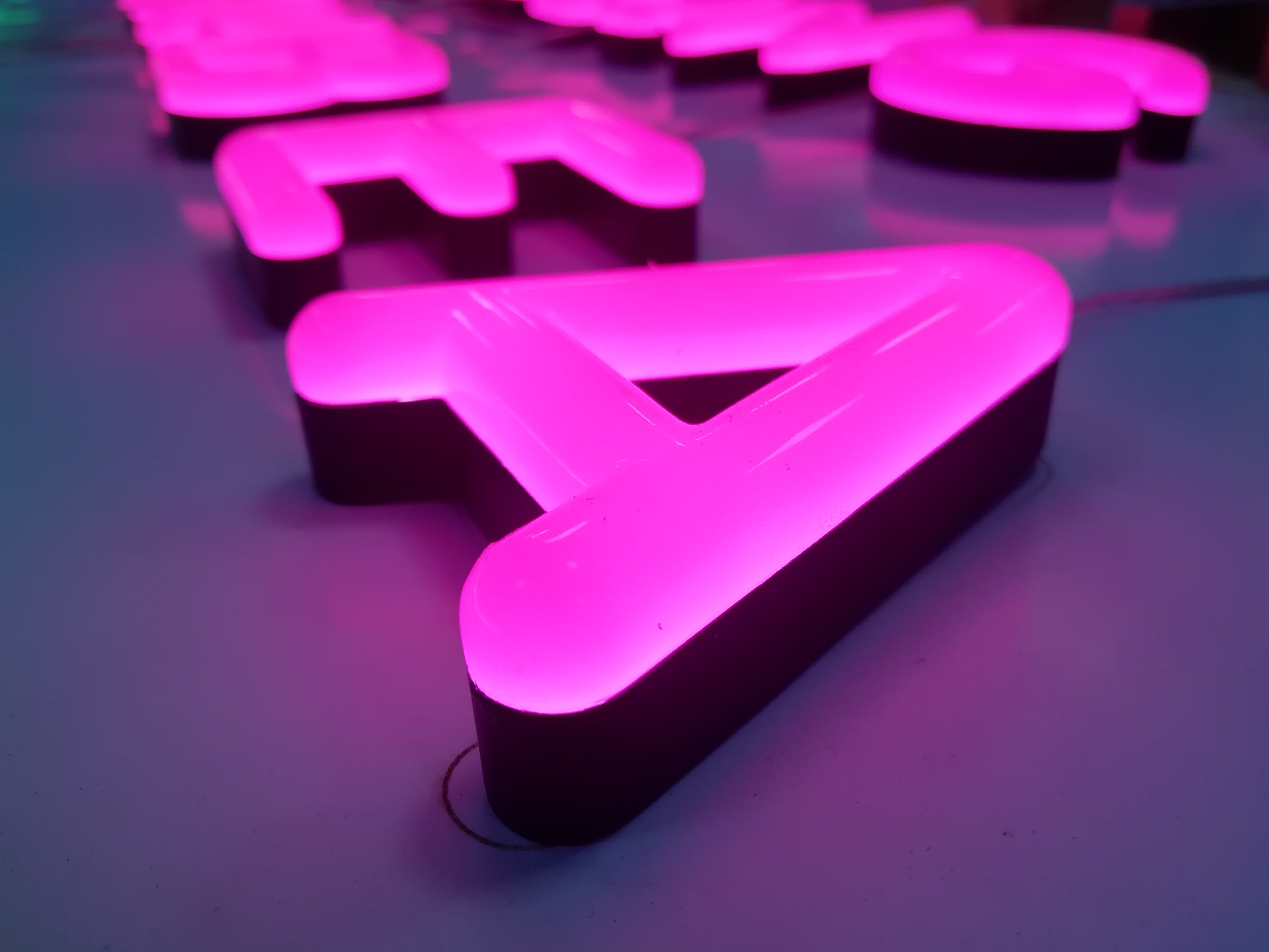 Mall Hanging Neon Channel Letter Signs 26mm Depth 50000 hours Lifetime