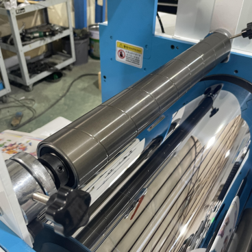 roll to roll pre coating film Laminating machine oil pressure constant temperature heating electromagnetic heating