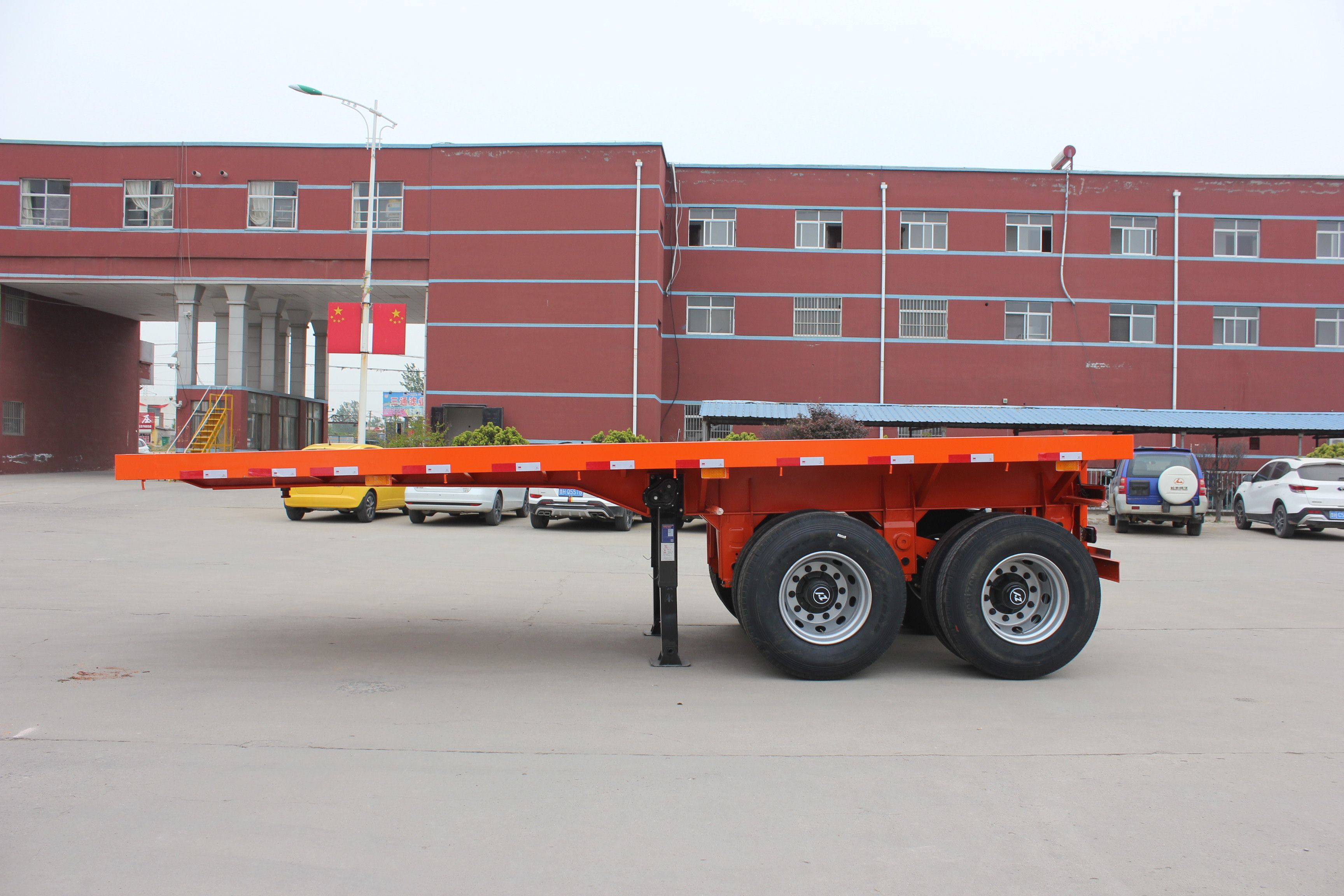 Japan Market Semi Truck Flatbed Trailer with 80T Max Payload and Hydraulic Ladder