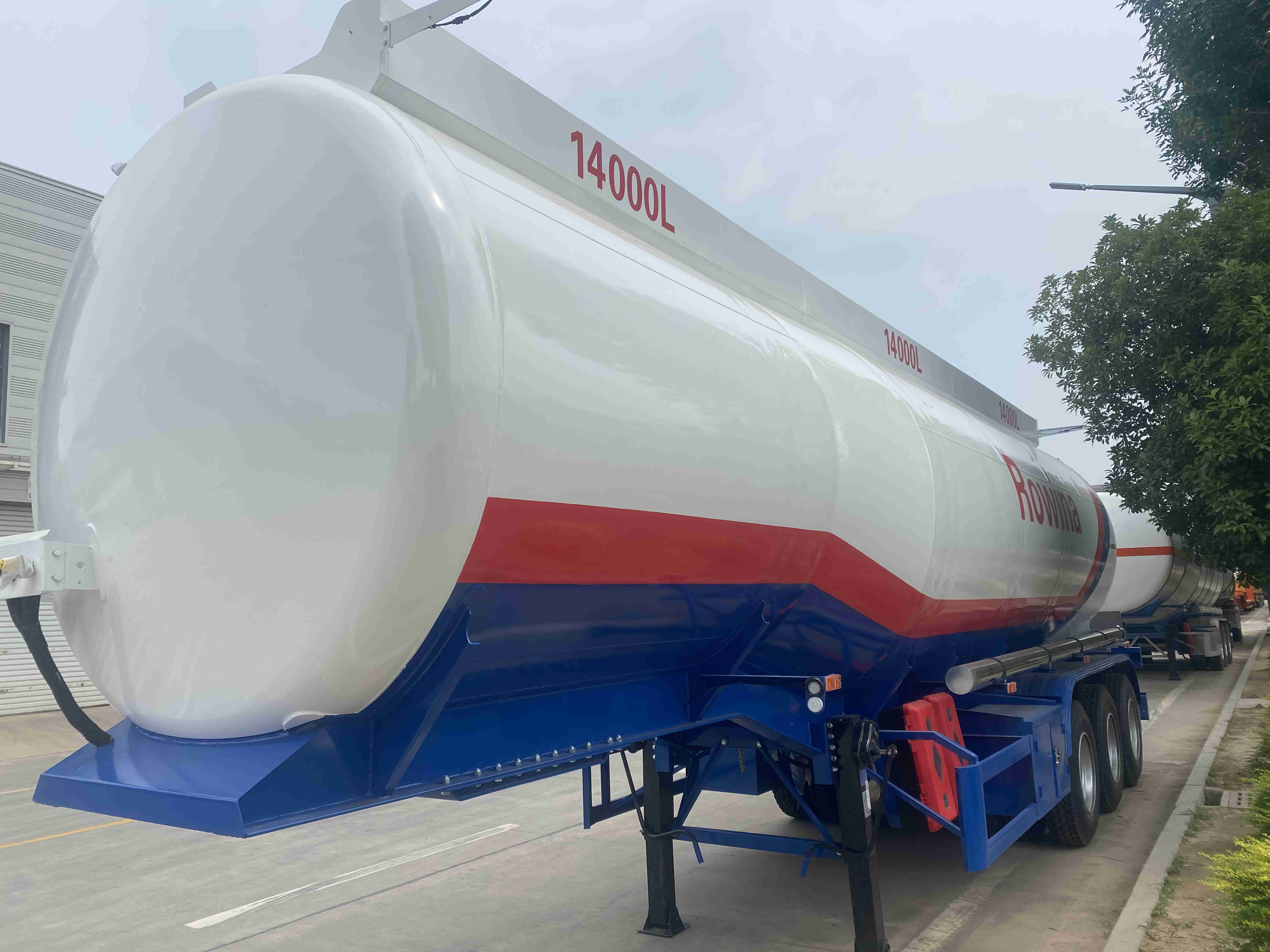 Truck Trailer Solution CIMC Three-Axis Oil Tanker Truck for Safe Transport 30000 kg