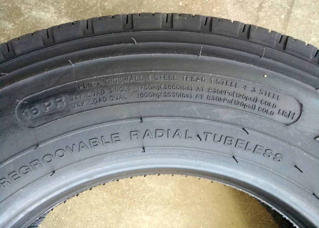 Rib 215/75R17.5 Truck Bus Radial Tyres All Steel Radial Tires Structure