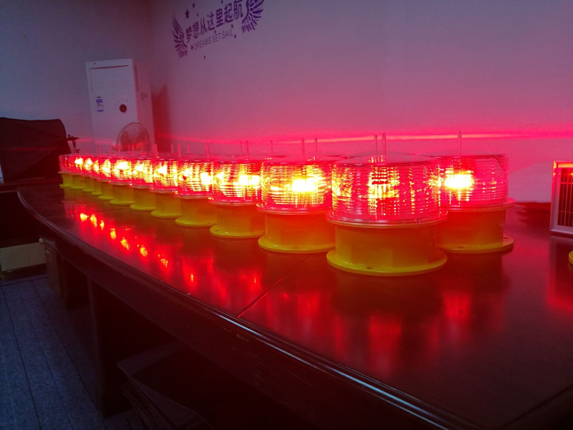 Red L 810 Low Intensity Solar Aviation Lights for 45 Meters Tower
