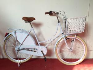 China Fashion style white color hi-ten steel 26/28 size elegant retro city bike for lady wholesale
