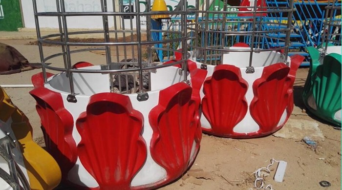 Triple Insurance Ferris Wheel Carnival Ride With FRP And Iron Steel Material