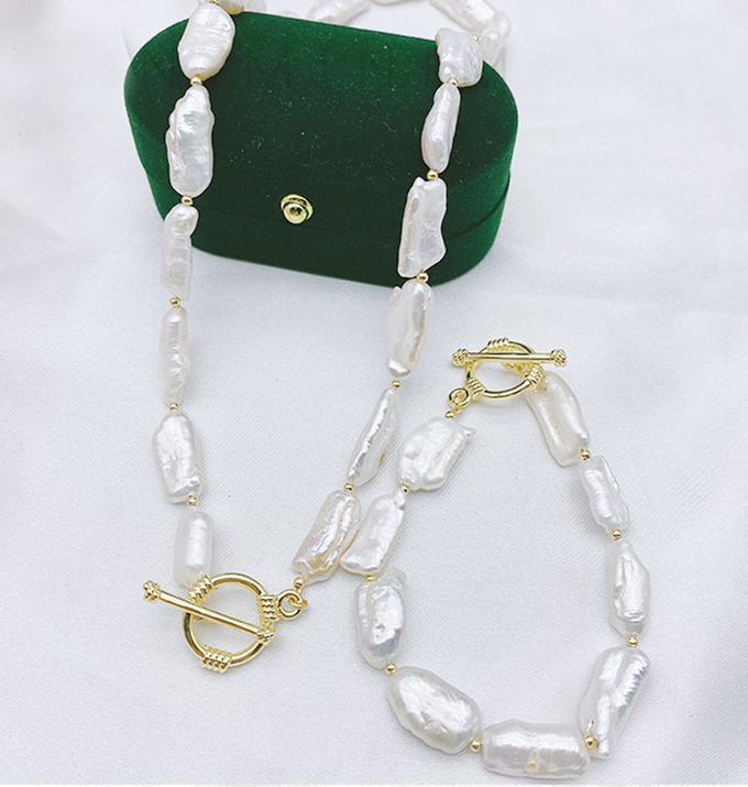 Baroque Pearl Coin Portrait Pendant Necklace for Women Vintage Link Chain Necklace Natural Baroque Pearl necklace