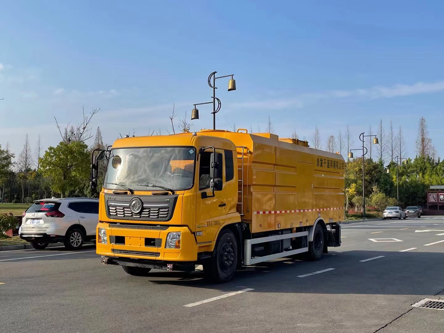8T10T12T Vacuum Road Sweeper With Water tank Suitable for Urban Street and Airport Runway Cleaning Trucks